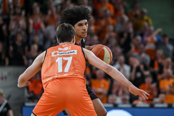 展现出了与 展现出了与